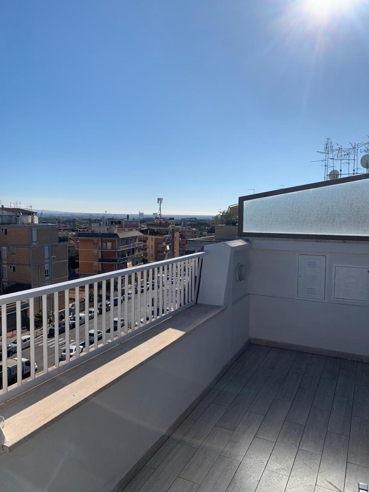 Vivi In Un Attico Tipico Romano Con Vista Su Roma Bagian luar foto